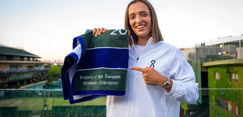 Iga Świątek holding Wimbledon champion towel