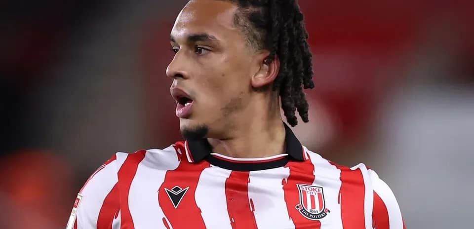Futbolchi Stoke City formasi bilan maydonda