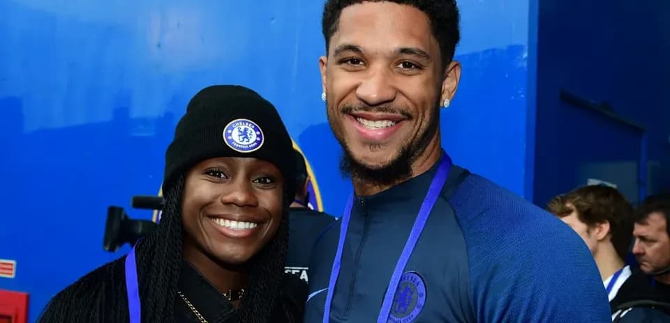 Ikkita shaxs Chelsea futbol klubi oldida kulayotgan