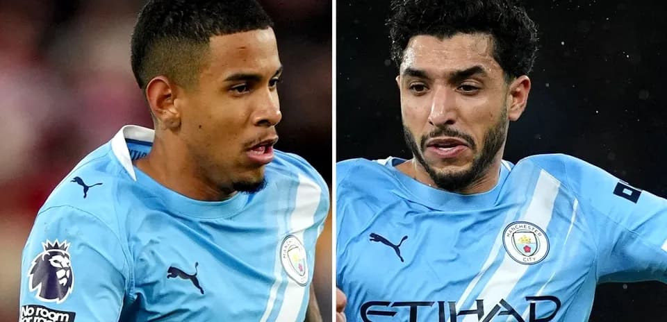 Ikki futbolchi Manchester City formasida harakatda