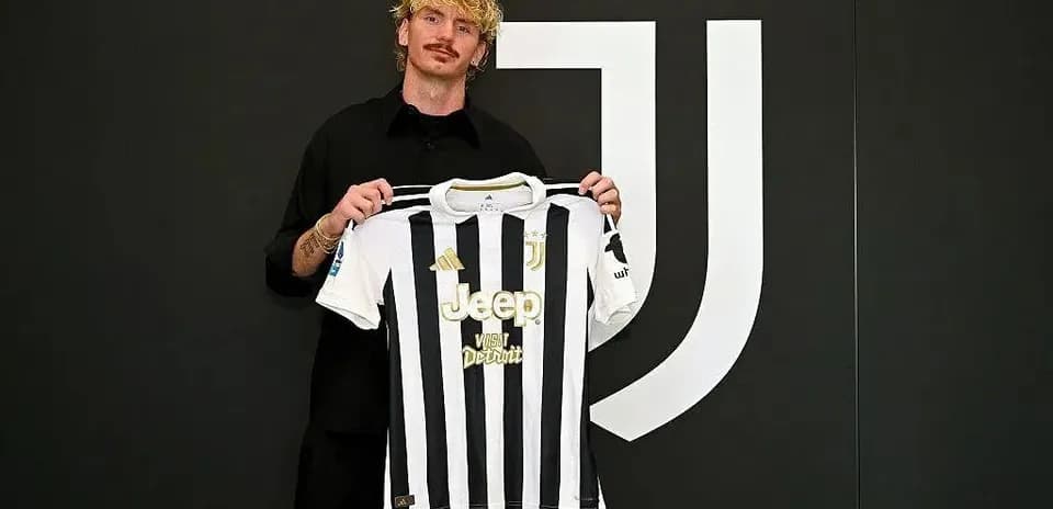 Yangi futbolchi Juventus formasi bilan tanishtirilyapti