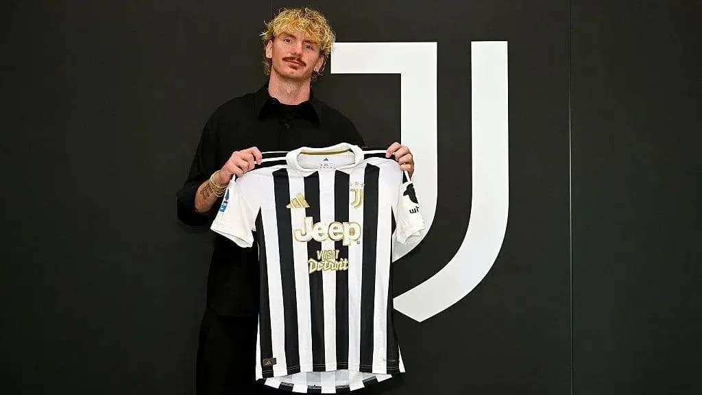 Yangi futbolchi Juventus formasi bilan tanishtirilyapti