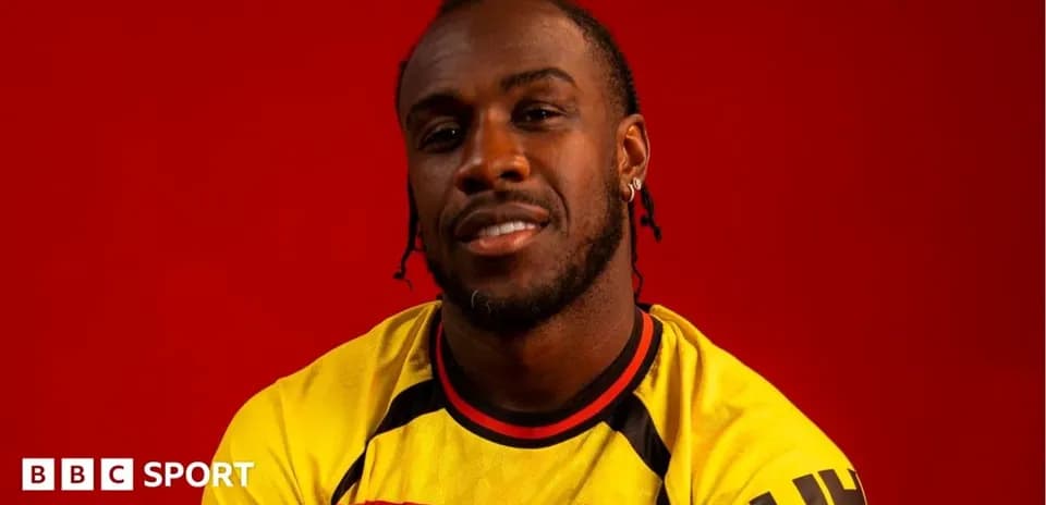 Futbolchi Watford formasida qizil fonda