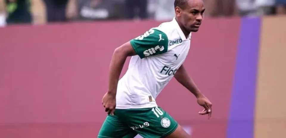 Futbolchi maydonda harakatda, Palmeiras formasida