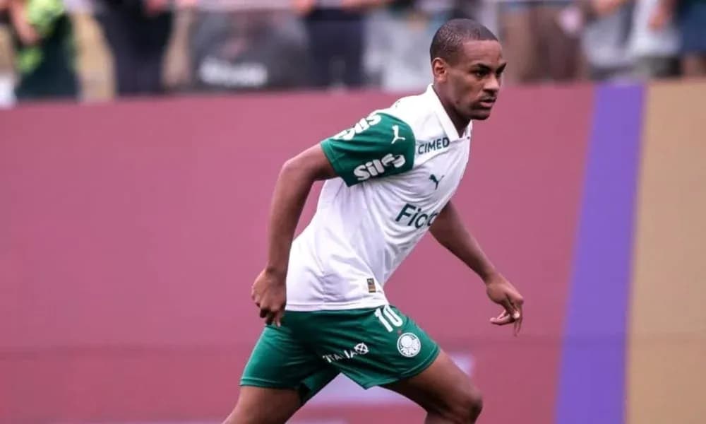 Futbolchi maydonda harakatda, Palmeiras formasida