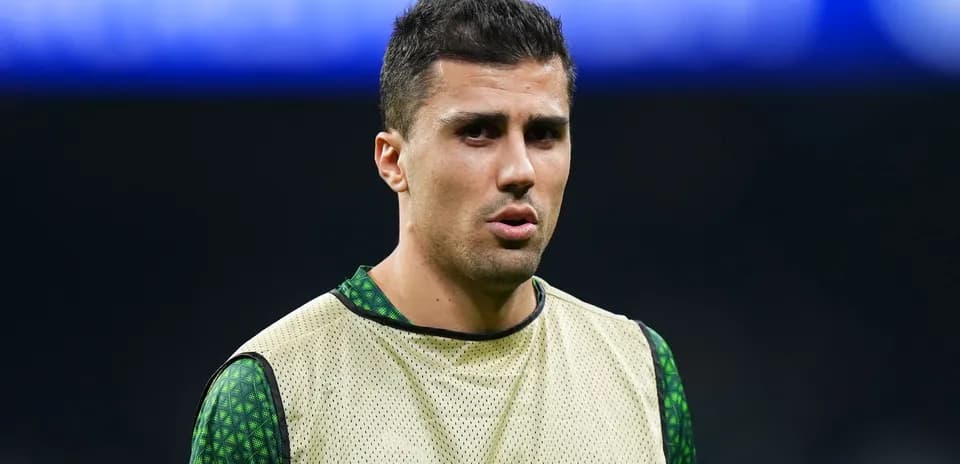 Futbolchi maydonda mashg'ulotda tayyorlanmoqda