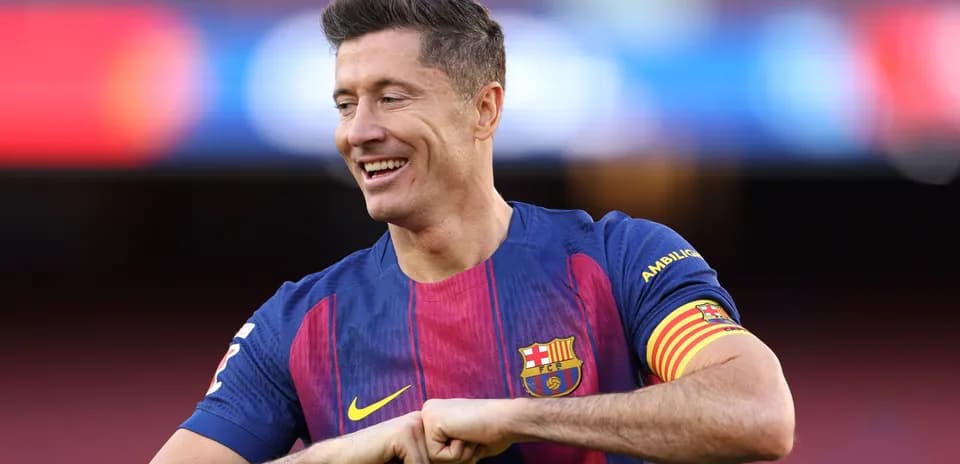 Futbolchi Robert Lewandowski Barcelona formasida maydonda