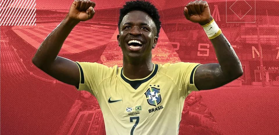 Futbolchi g'alaba qozonganda qo'llarini ko'tarayapti