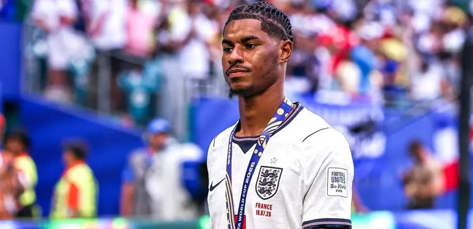 Futbolchi stadionda medal bilan yuribdi