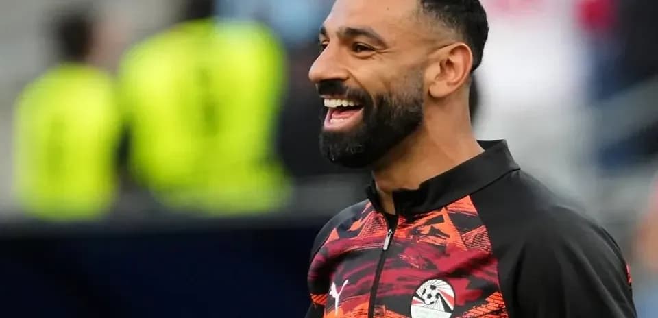 Futbolchi maydonda tabassum bilan mashg'ulot o'tmoqda