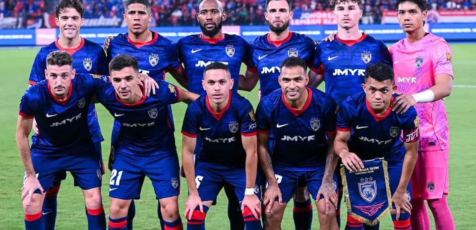 Johor Darul Ta'zim FC team posing for photo
