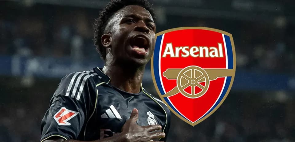 Futbolchi gollarni nishonlayapti, Arsenal logotipi fonida