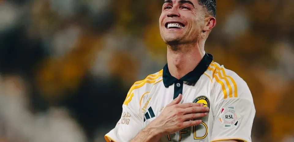 Futbolchi maydonda kulayotgan paytda