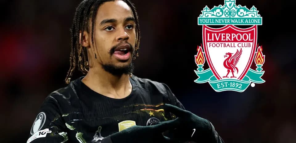 Futbolchi Liverpool klubi ramzi bilan maydonda