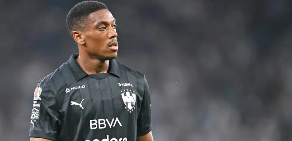 Futbolchi o'yin maydonida qora forma kiygan