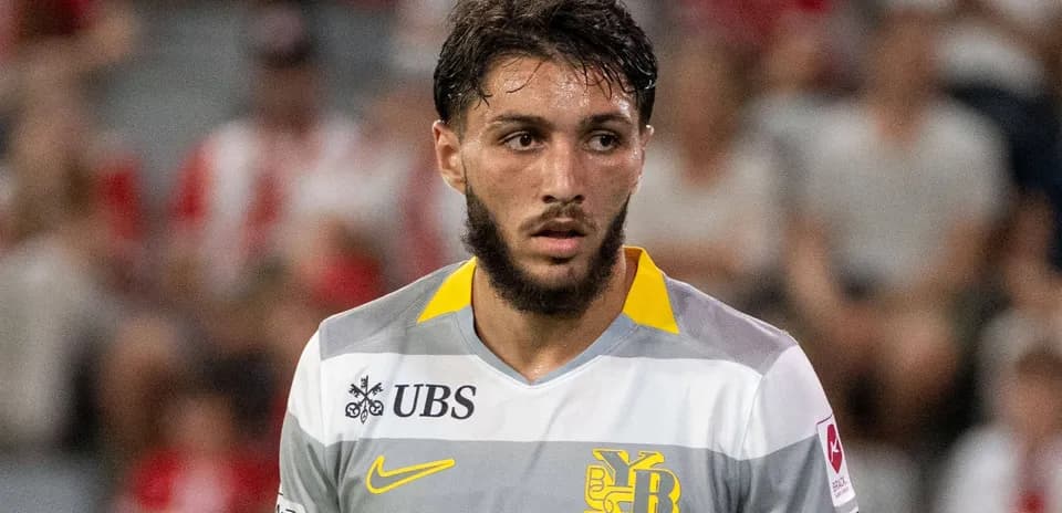 Futbolchi o'yinida jamoa formasida
