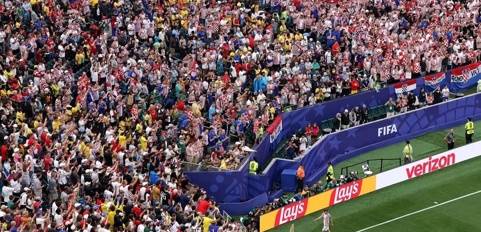 Kroatiya muxlislari stadionda o'z jamoasini qo'llab-quvvatlayapti