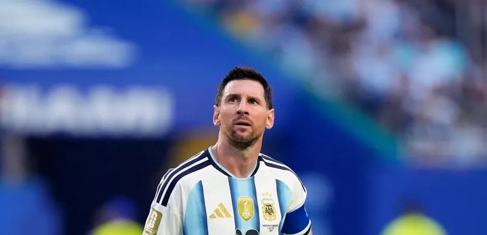 Futbolchi Lionel Messi maydonda qarab turibdi