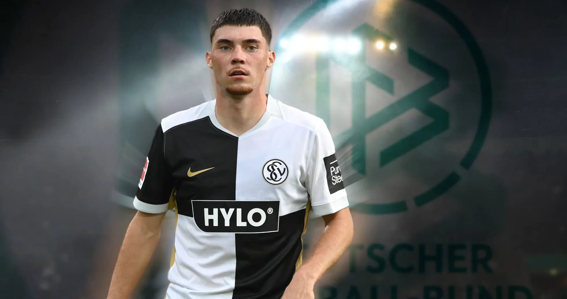 Futbolchi maydonda harakatda, klub formasi kiygan