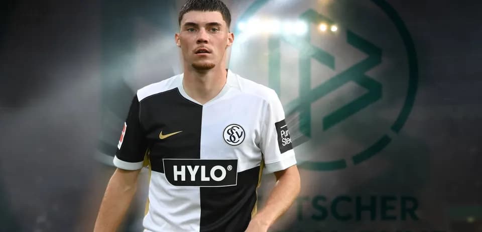 Futbolchi maydonda harakatda, klub formasi kiygan