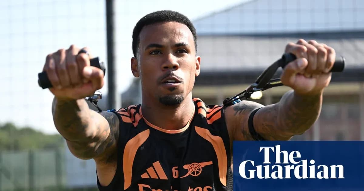 Futbolchi mashg'ulotda uskunani tortmoqda Futbolchi mashg'ulotda uskunani tortmoqda