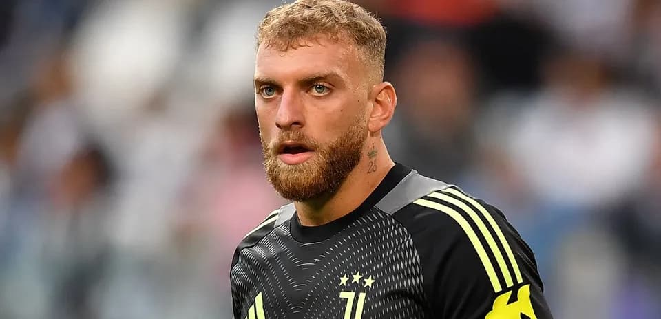 Futbolchi Juventus formasida maydonda turibdi