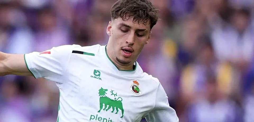 Futbolchi to'pni ushlab turib harakatda