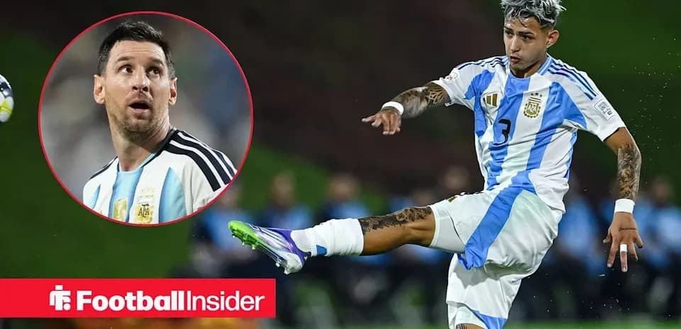 Futbolchi Argentina raqami 3 to'pni tepmoqda