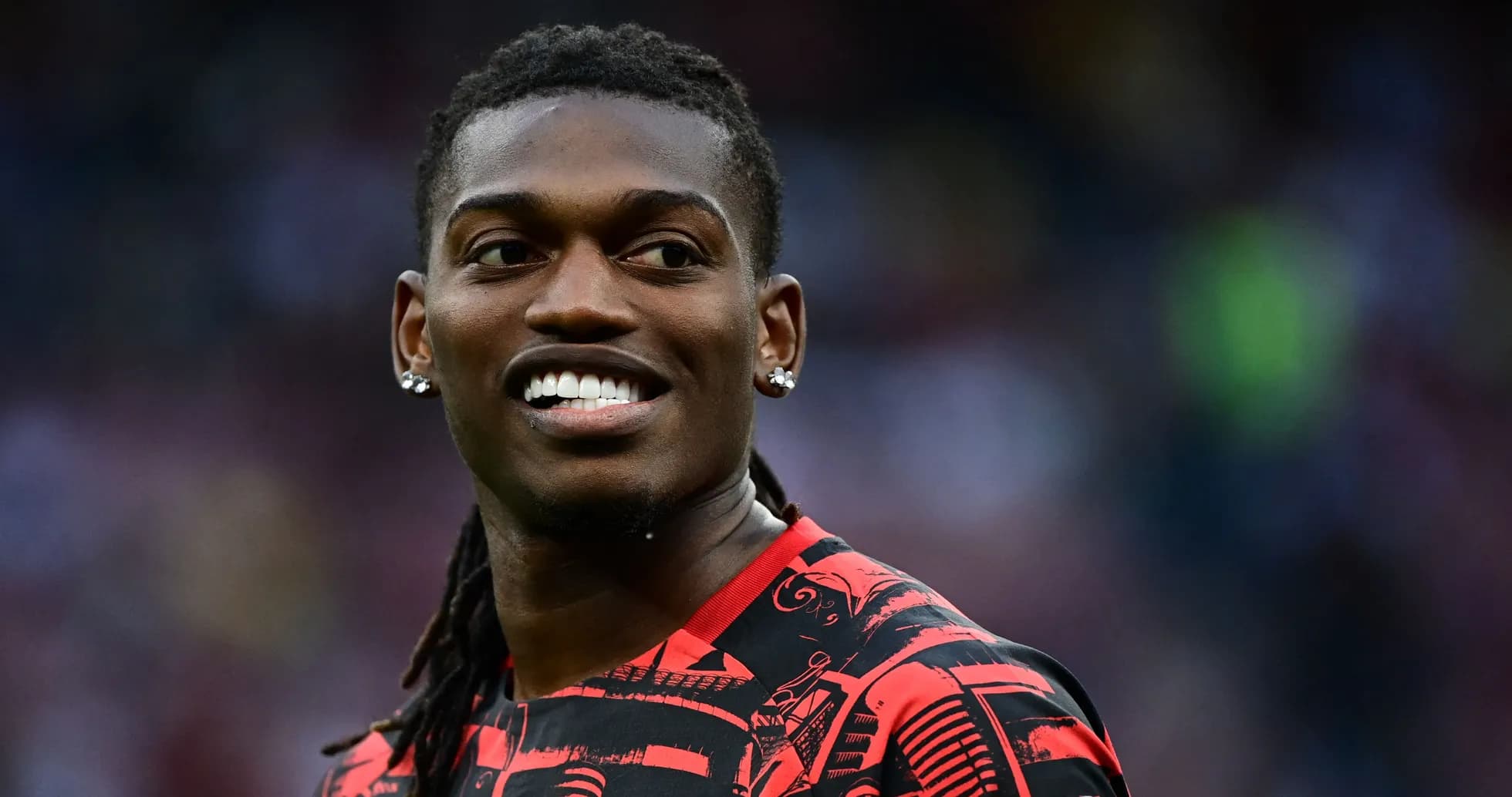 Futbolchi maydonda kulayotgan holda