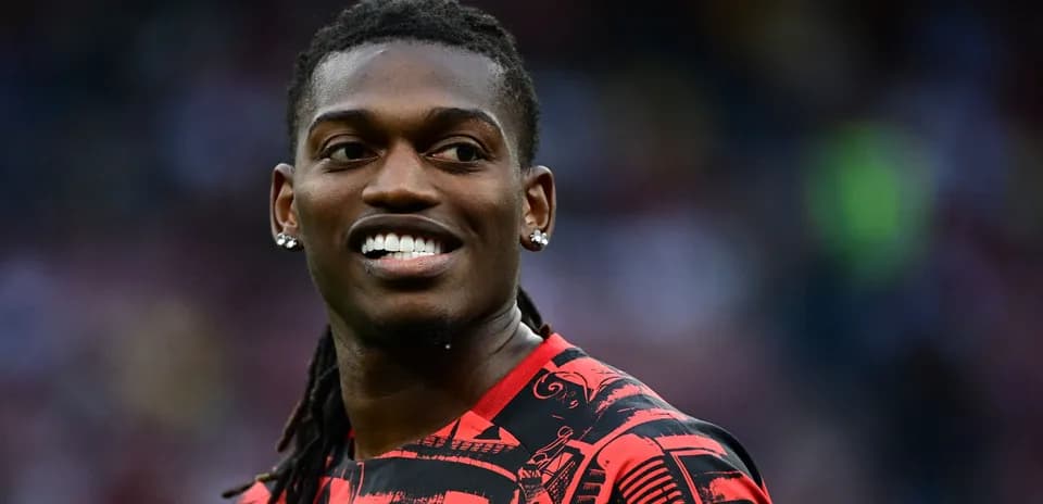 Futbolchi maydonda kulayotgan holda