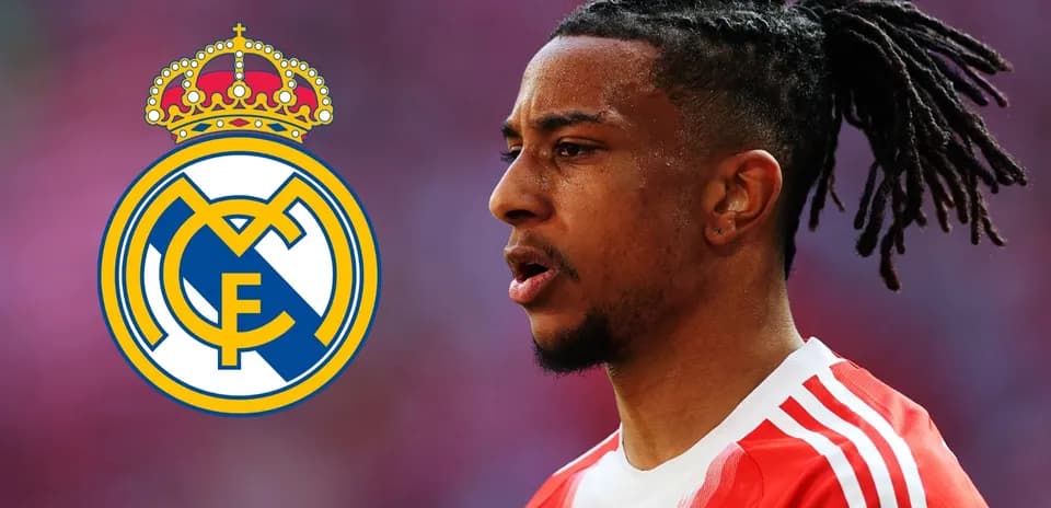 Futbolchi Real Madrid logosi oldida