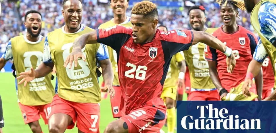 Futbolchilar g'alaba bilan maydonda nishonlamoqda