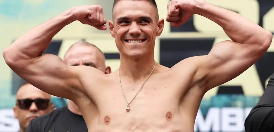 Bokschi o'lchovida kuchli pozada turgan sportchi