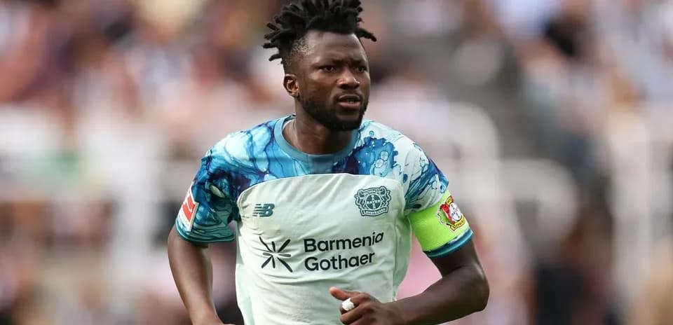 Futbolchi maydonda harakatlanayotgan payti