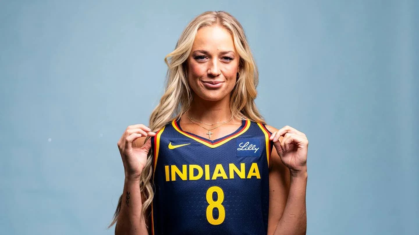 Ayollar basketbol formasini kiygan model