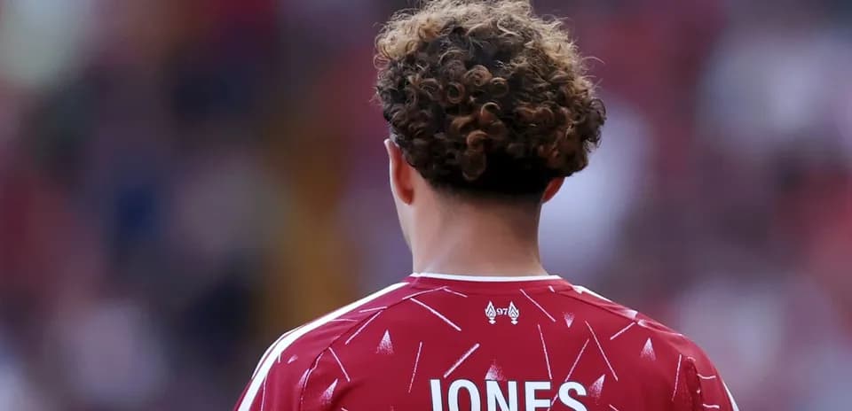 Futbolchi orqa tomondan, JONES nomi ko'rinadi