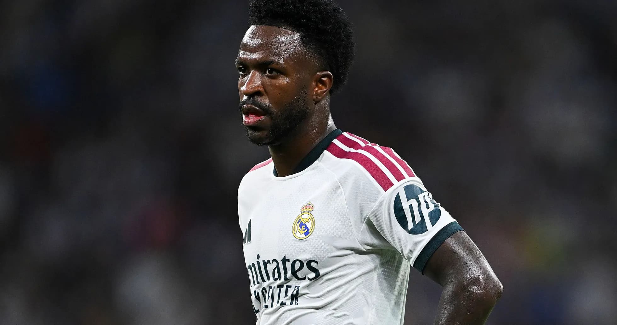 Futbolchi Real Madrid formasida maydonga chiqmoqda