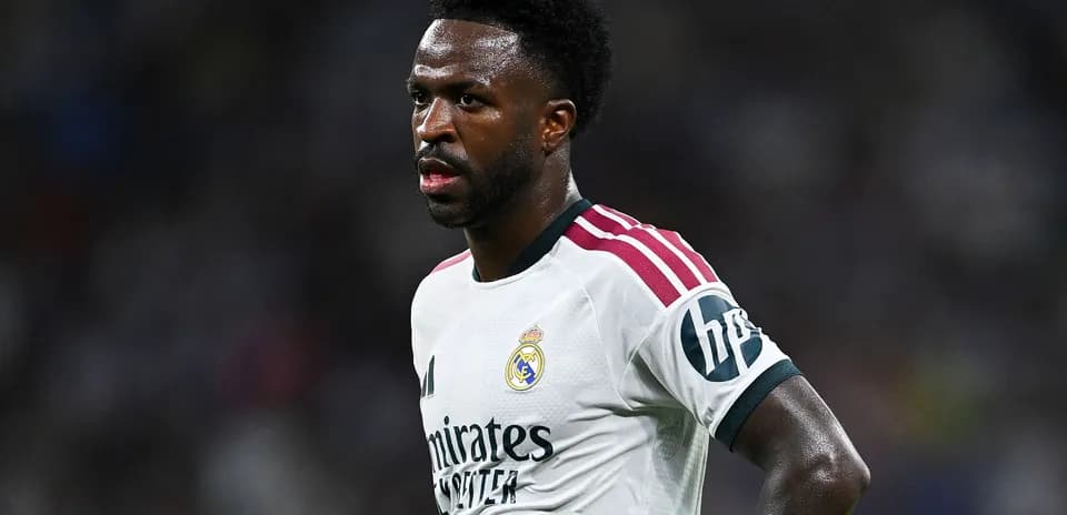 Futbolchi Real Madrid formasida maydonga chiqmoqda