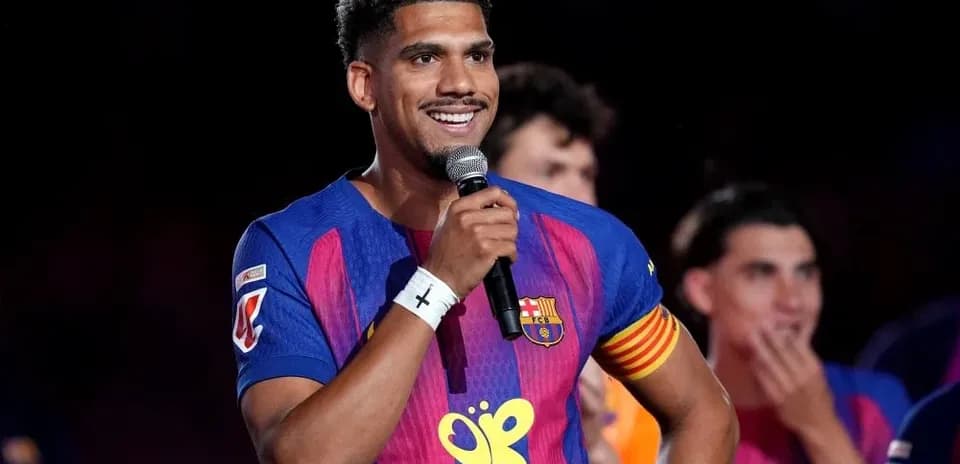 Futbolchi mikrofon bilan nutq so'zlamoqda