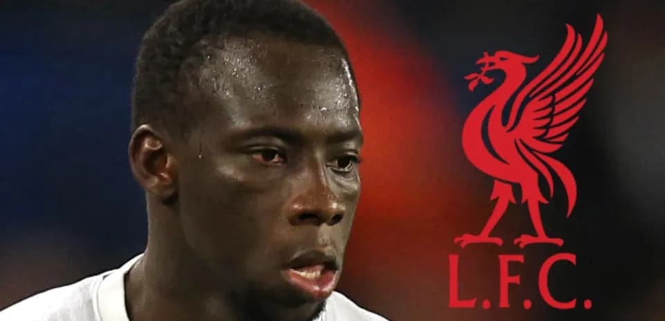Futbolchi o'yin paytida, Liverpool logosi bilan