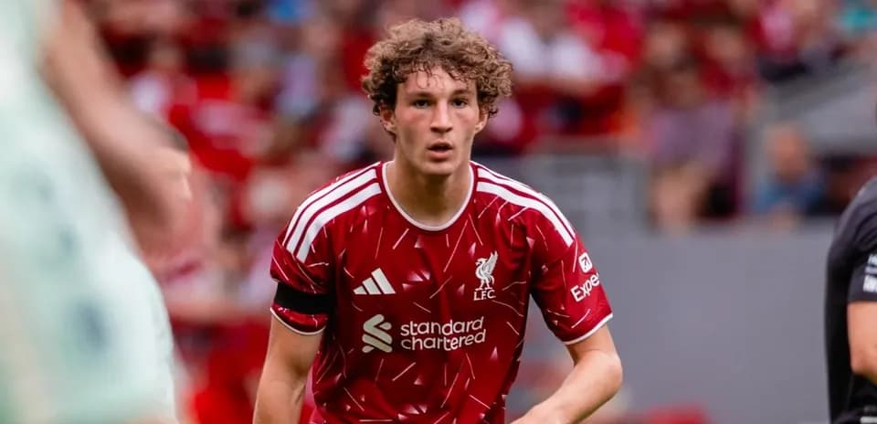 O'yinchi Liverpool formasida maydonda harakatda