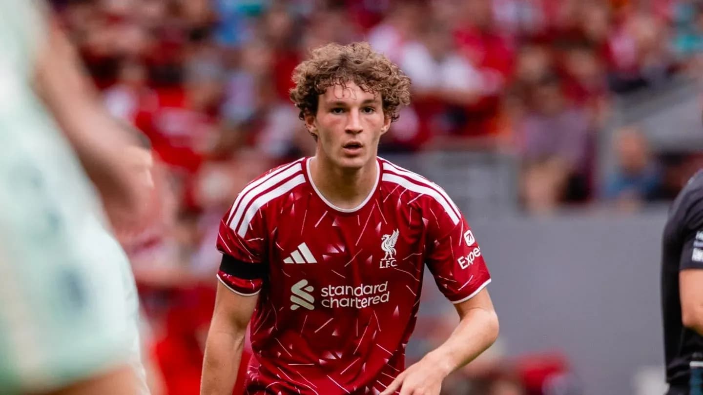 O'yinchi Liverpool formasida maydonda harakatda