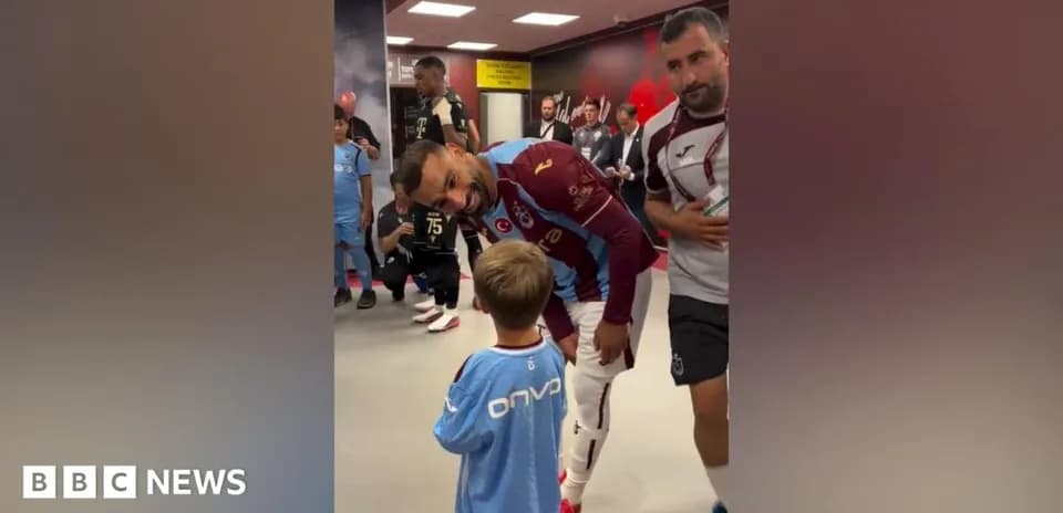 Futbolchi bolaga kulib qarab turibdi