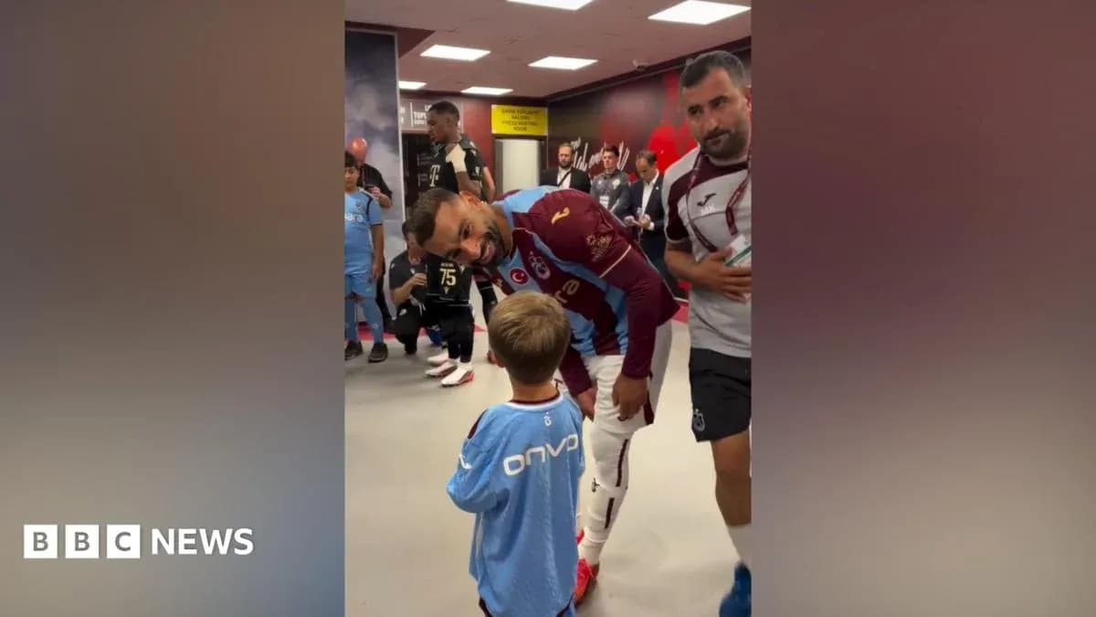 Futbolchi bolaga kulib qarab turibdi