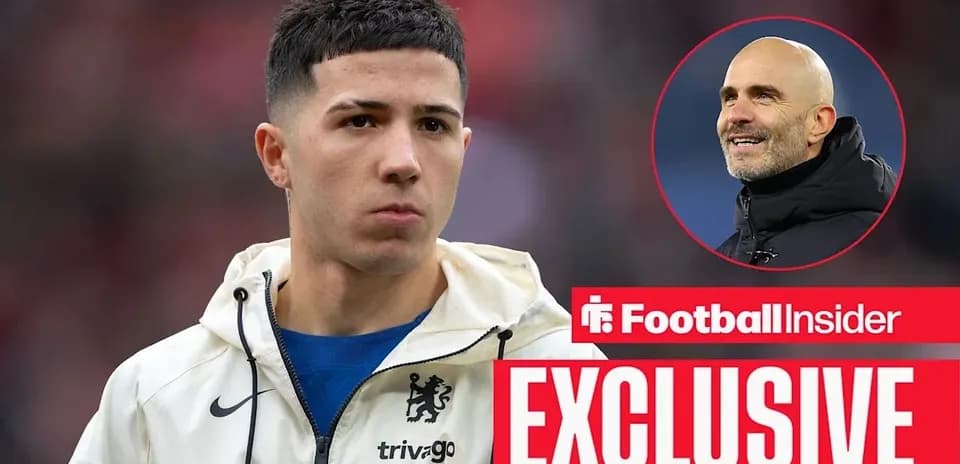 Futbolchi Chelsea formasi va Pep Guardiola rasmini ko'rsatmoqda