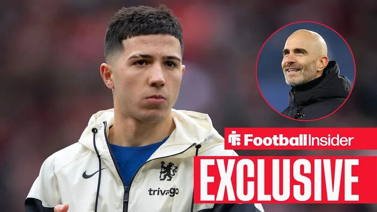 Futbolchi Chelsea formasi va Pep Guardiola rasmini ko'rsatmoqda