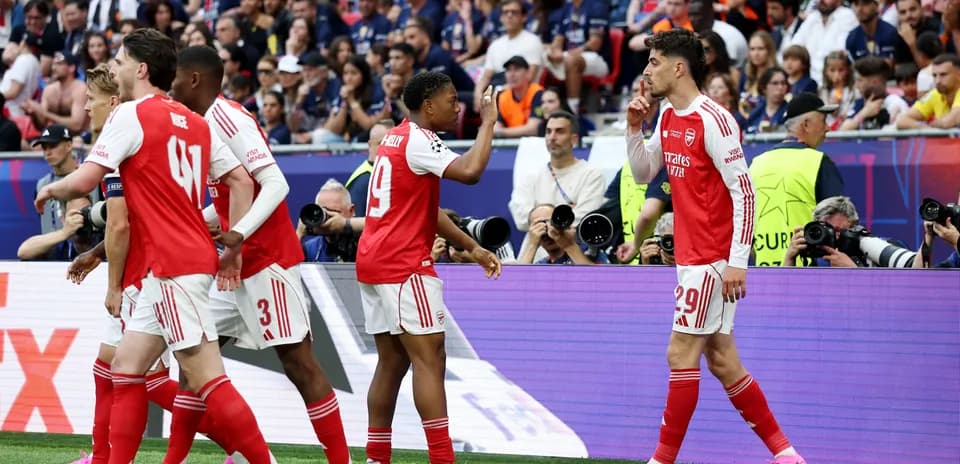 Arsenal players celebrating on the pitch