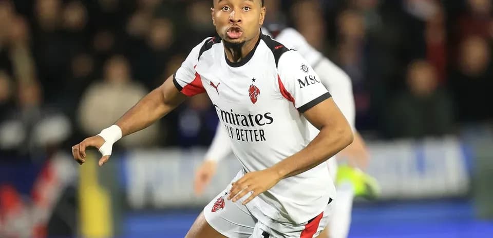 Futbolchi harakatda, raqibga qarab bormoqda