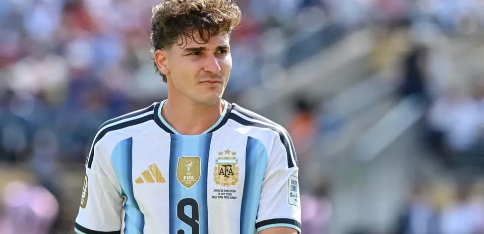 Futbolchi Argentina formasida 9-raqamli forma kiygan