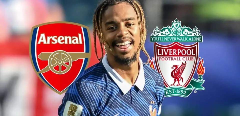 Futbolchi Arsenal va Liverpool logotiplari bilan